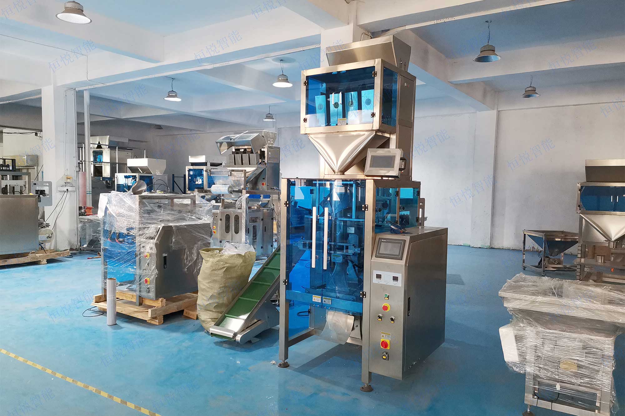 全自動顆粒稱重快猫人成短视频入口下载械設備是一種機械給料裝置與傳感器稱重裝置結合的一種定量裝袋機械